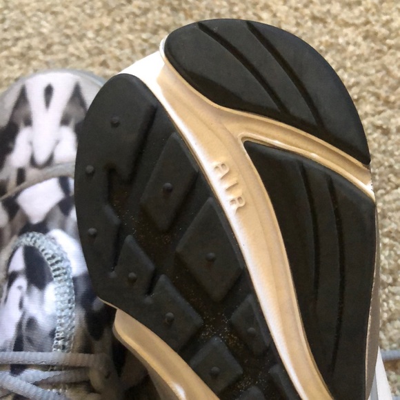 Nike Airs. Only been worn once. - Picture 2 of 4